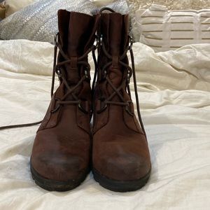 Sorel Joan of Arctic laced booties. Beautiful maroon color.